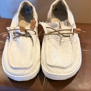 Hey Dude Casual Cream Canvas Shoes.. Size 9